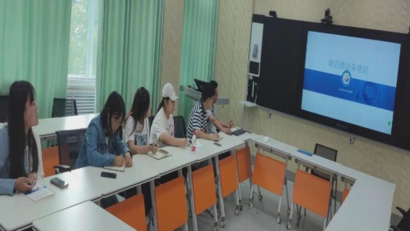 在选择专业时，考生和家长应关注以下事项：