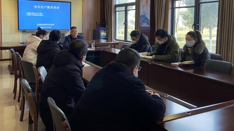 在估算企业培训场地租赁价格时，首先需要考虑以下几个关键因素：